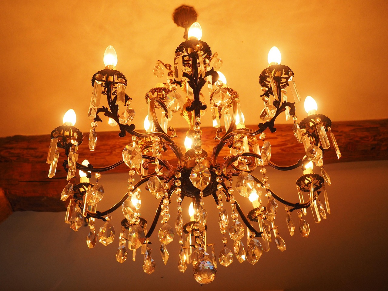 Chandelier exit indicator: a lit crystal chandelier hanging from a ceiling, the image behind the trailing-stop idea