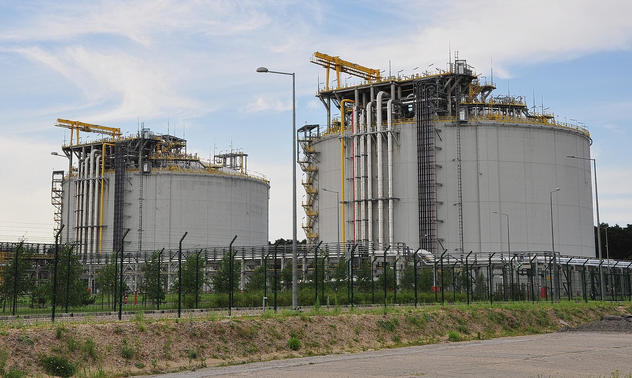 Aegis Logistics Q2 results: large gas storage tanks at a terminal