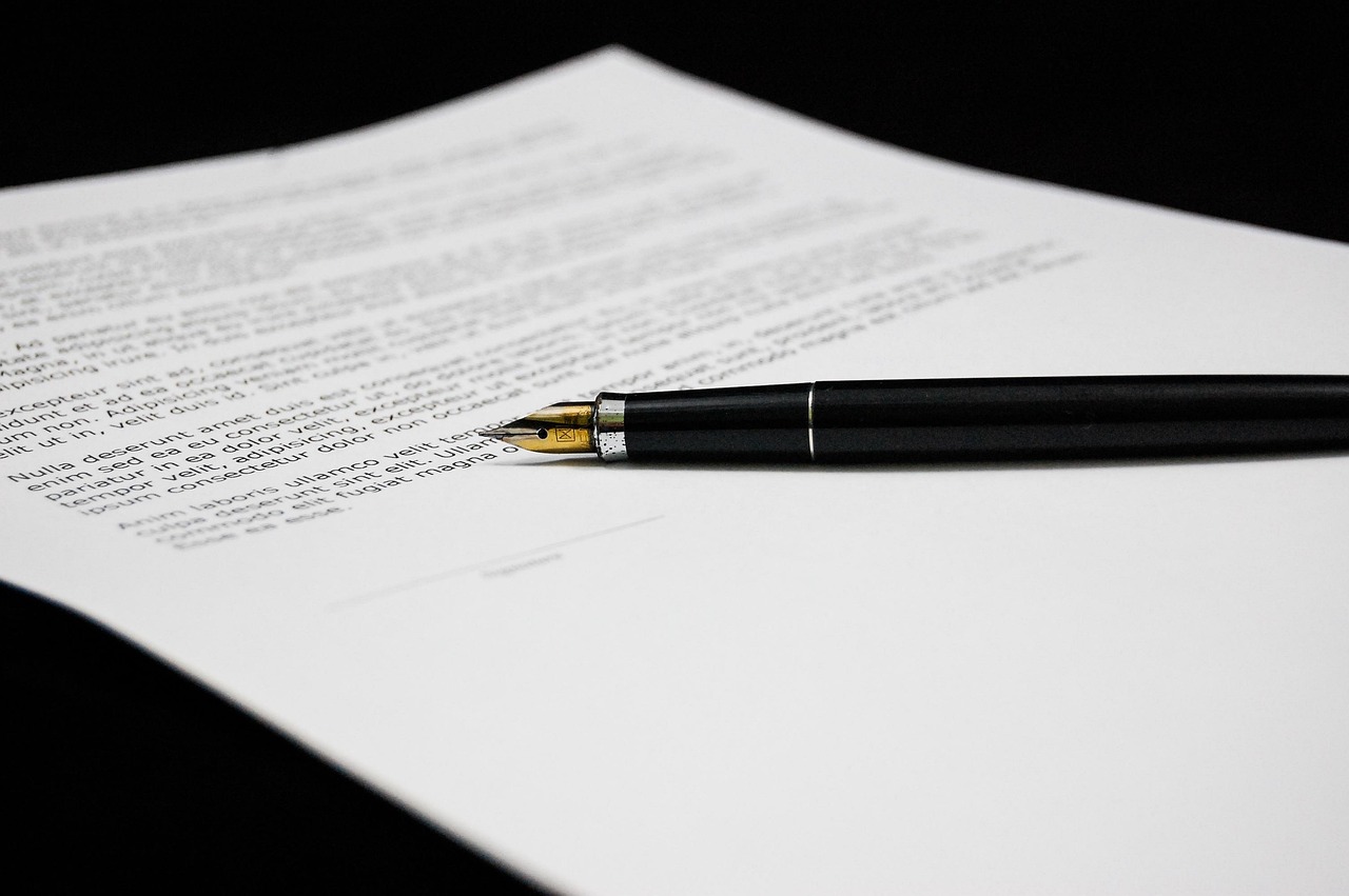 Share warrants meaning: a fountain pen resting on a printed agreement awaiting signature