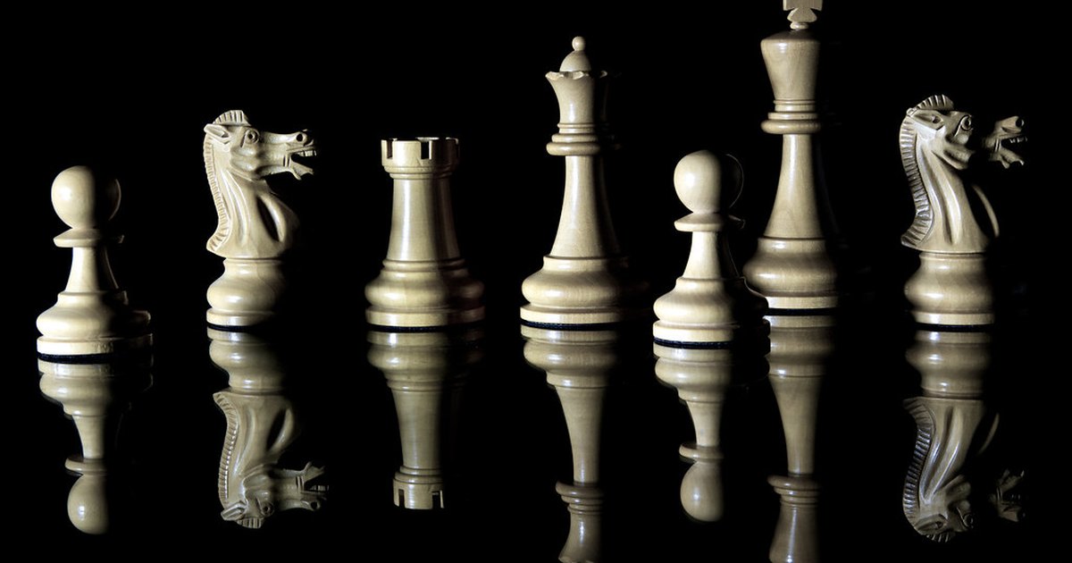 Bearish harami pattern - chess pieces strategy