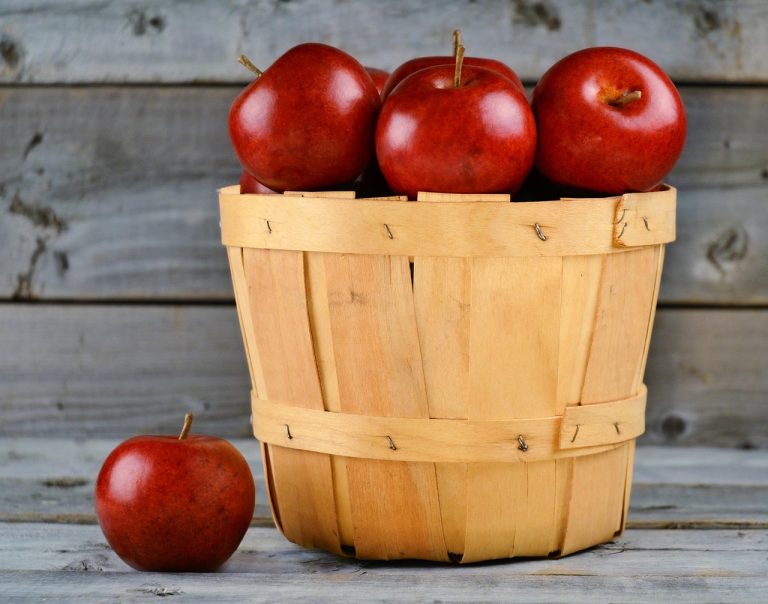 Dividend payout ratio: a basket of red apples with one apple set aside, like the share of profit a company hands out