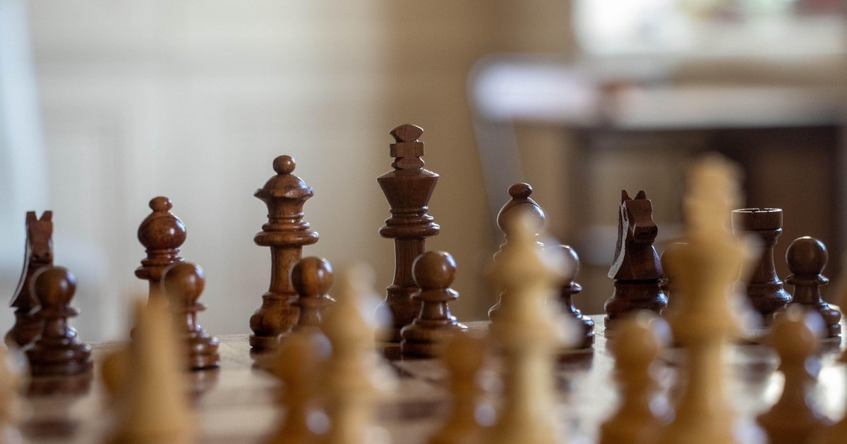 Engulfing pattern explained - chess pieces strategy