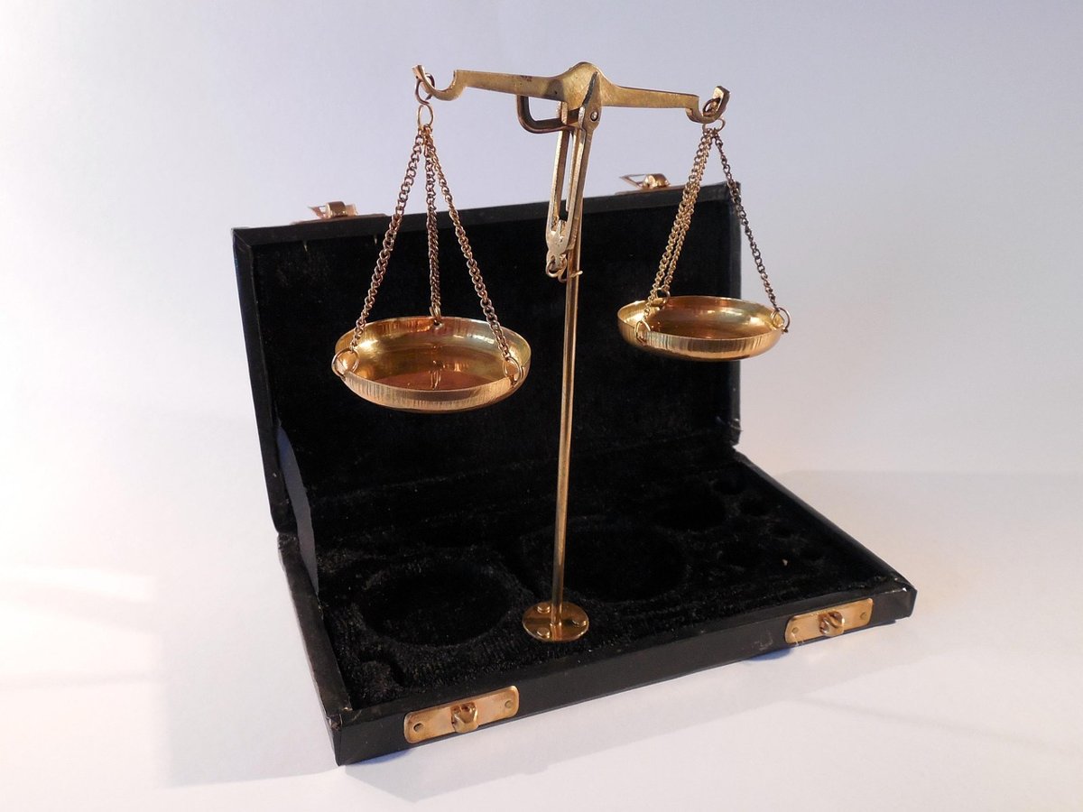 Free float market capitalisation: a brass balance scale, a reminder that index weights depend on the shares that actually trade
