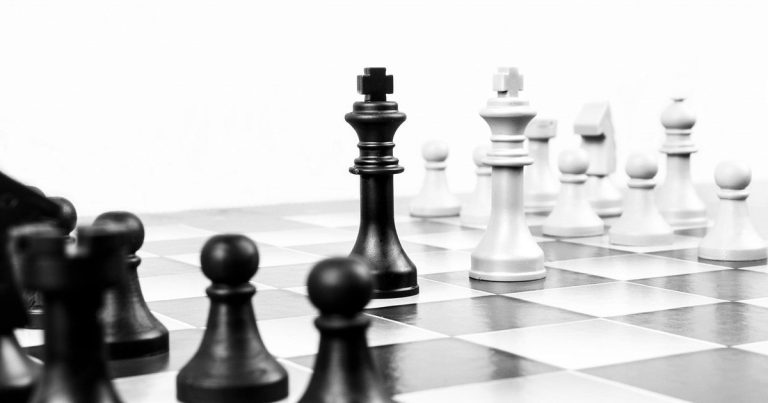 Hammer candlestick pattern - chess pieces strategy