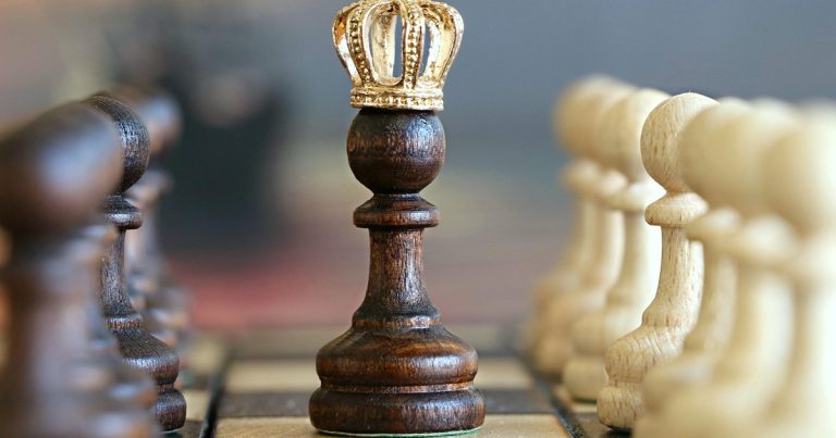Head and shoulders pattern - chess pieces strategy