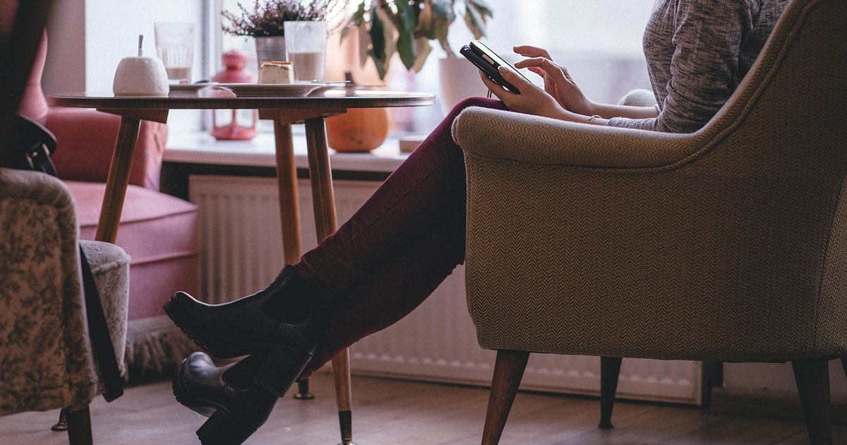 How to apply for ipo in groww - woman using smartphone