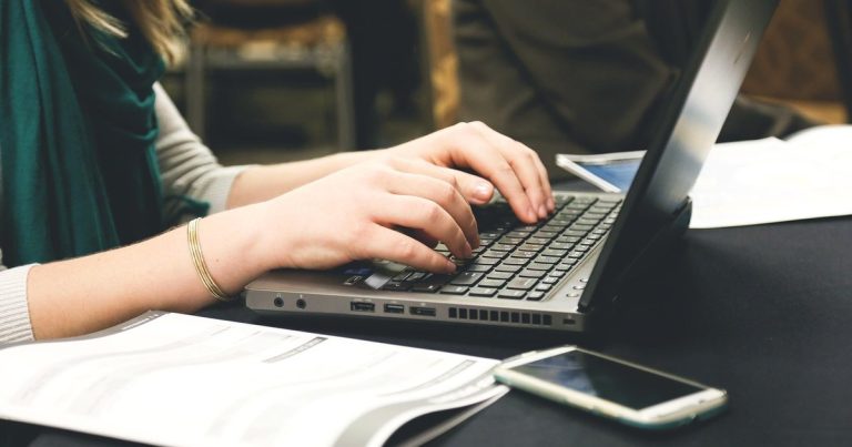 How to trade in gift nifty - laptop typing hands