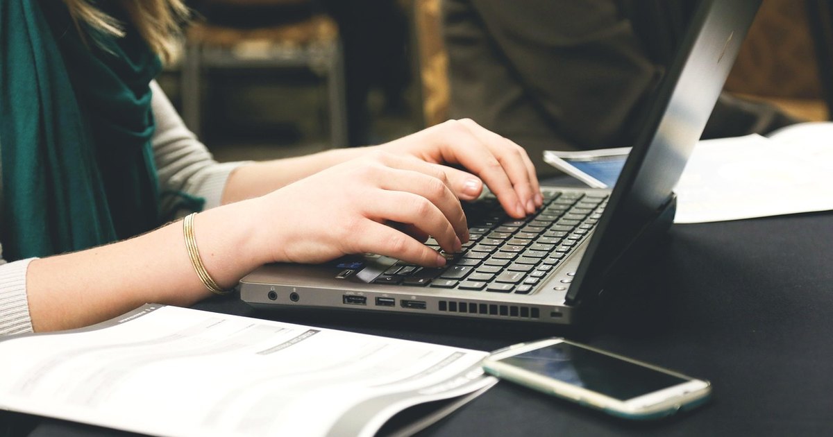 How to trade in gift nifty - laptop typing hands