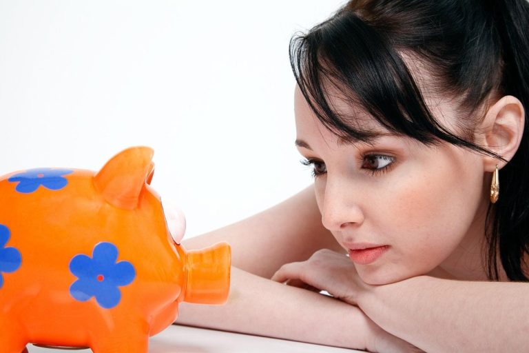 Nippon Life India AMC Q2 results: a young investor looking at an orange piggy bank
