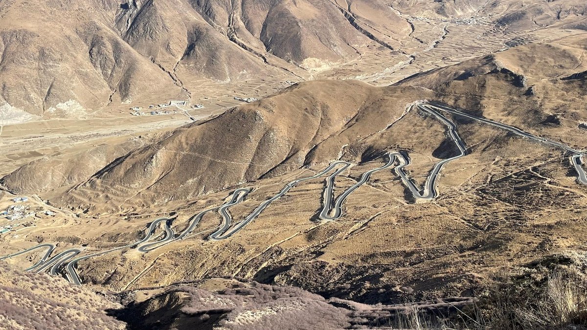 ABCD pattern in trading: a zigzag mountain road switching back in equal legs up a valley slope