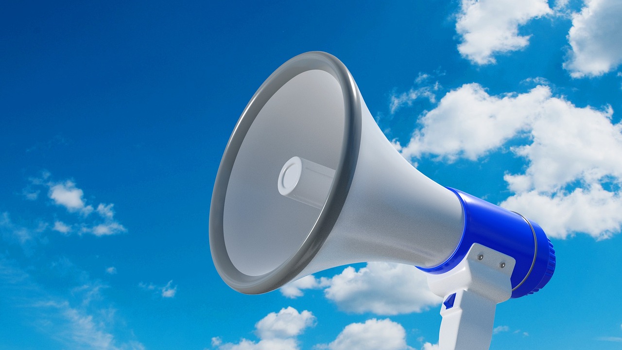 Broadening formation: a megaphone against a blue sky, the shape the pattern is named after