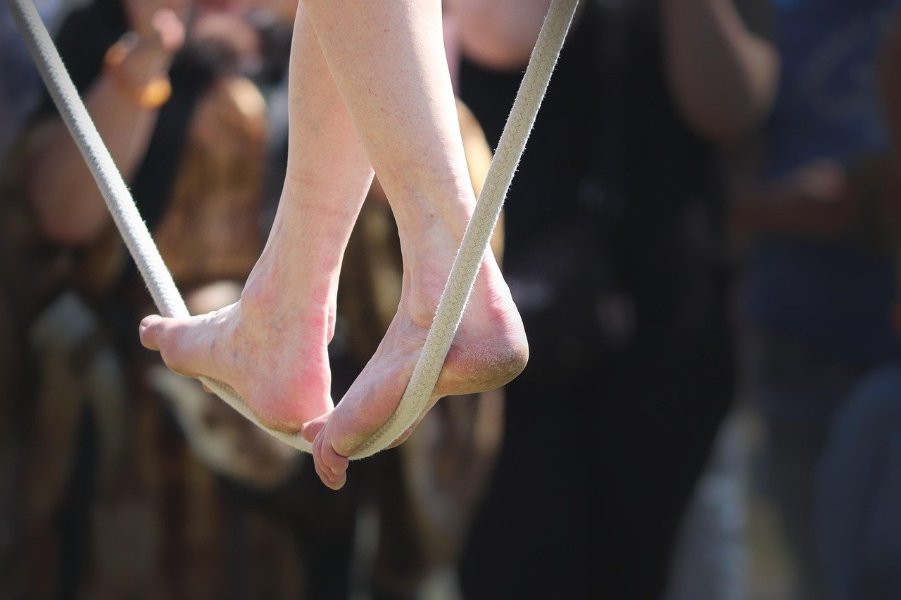 Short straddle strategy: bare feet balanced on a tightrope, a picture of a trade that needs the market to stay steady