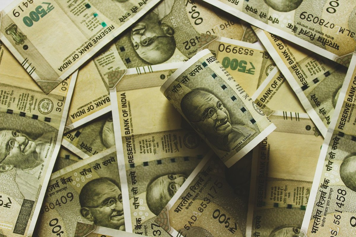Bank of India Q2 results: a pile of ₹500 banknotes with one rolled note