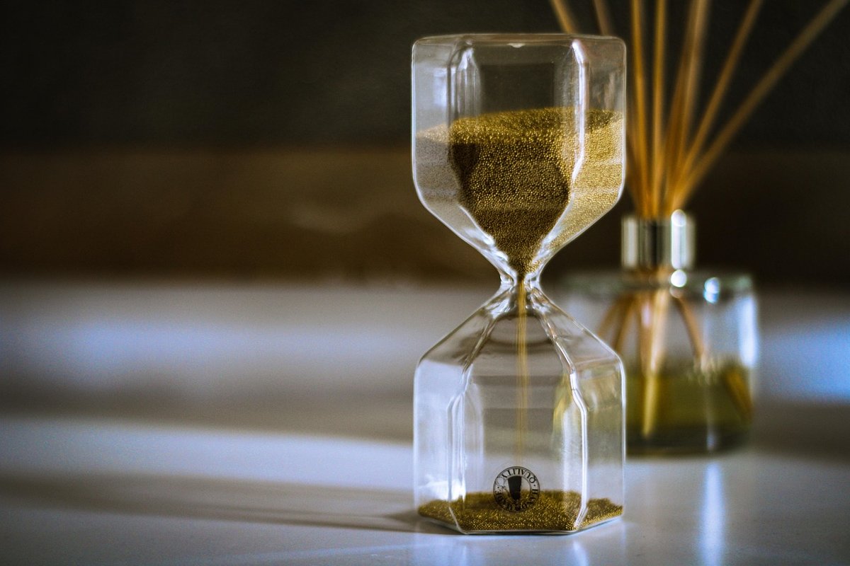 Reverse calendar spread: an hourglass with sand running out, a reminder of time decay in options