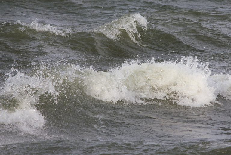Choppiness index: rough, choppy grey water with breaking waves, like a market moving sideways