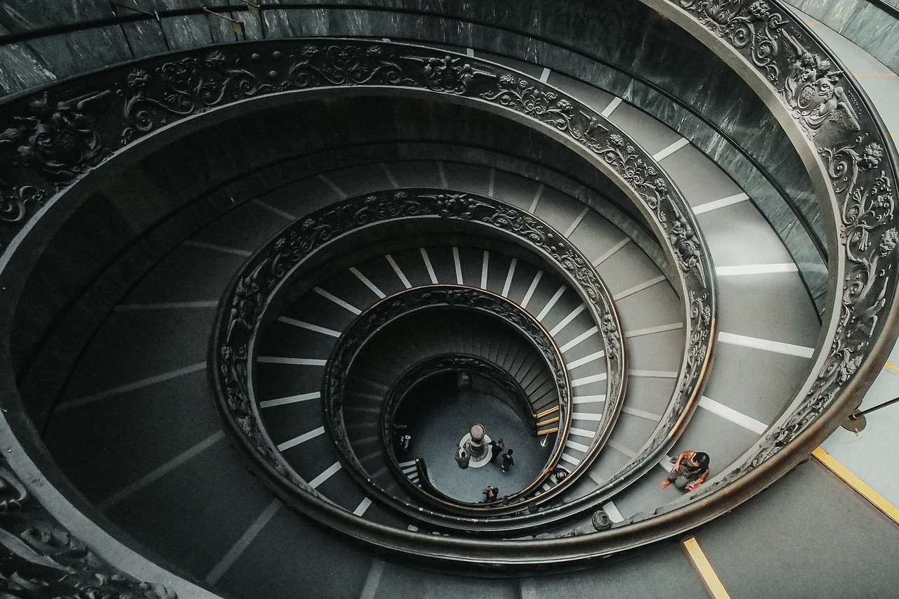 Fibonacci extension levels idea: spiral staircase seen from above, curving down in widening turns