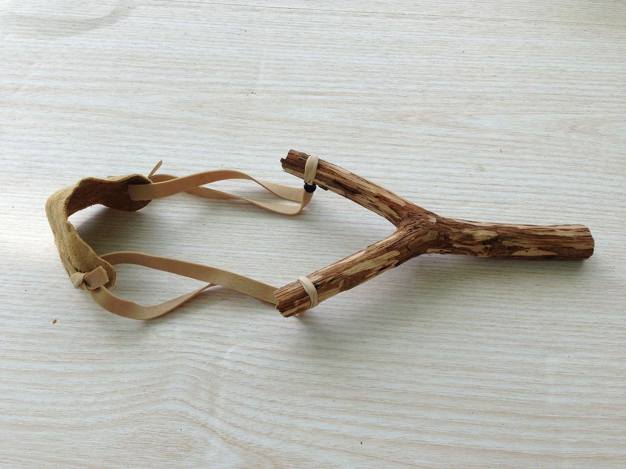 RSI 2 strategy concept: a wooden slingshot, pulled back before it snaps forward like a short-term pullback trade