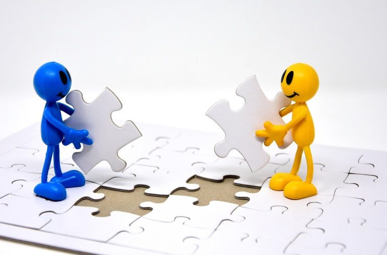 Synthetic short position: two figures fitting the last puzzle pieces together, like a put and a call combining into one position