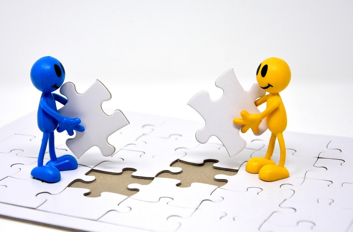 Synthetic short position: two figures fitting the last puzzle pieces together, like a put and a call combining into one position