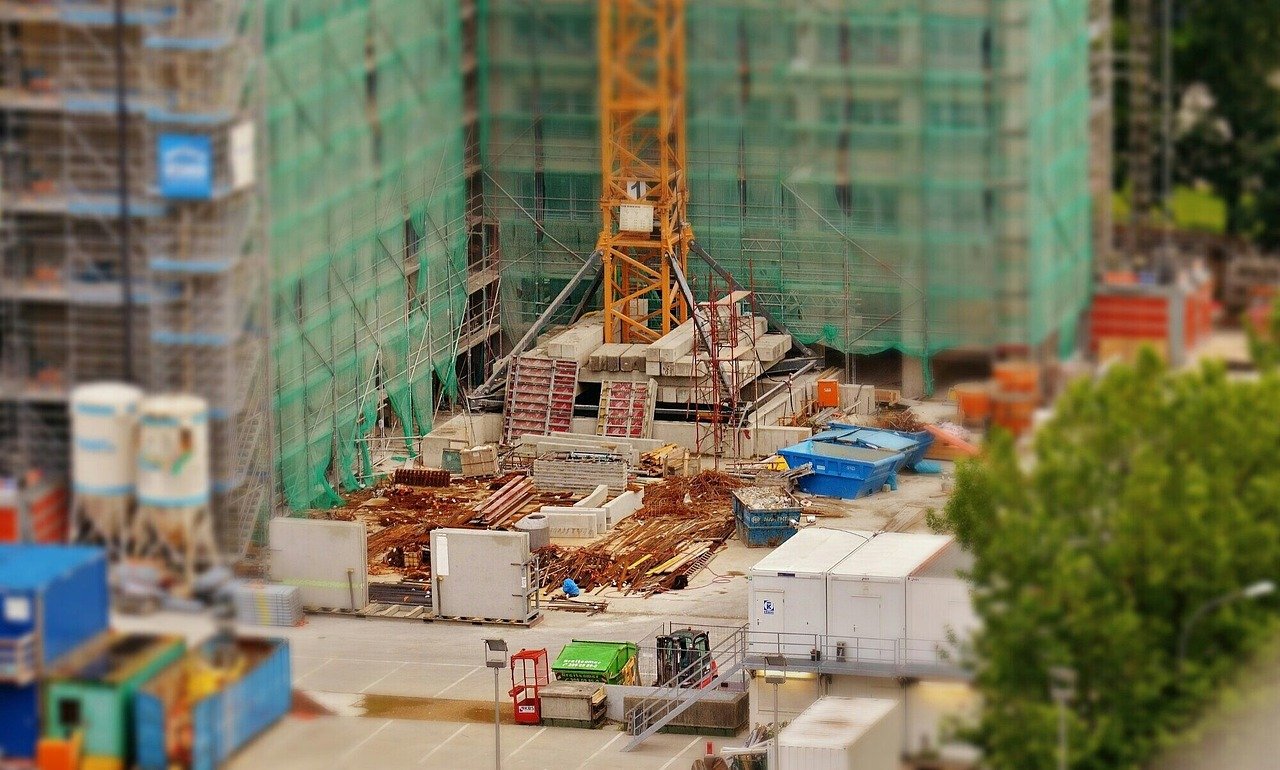 L&T orders: high-rise building under construction with a tower crane and scaffolding