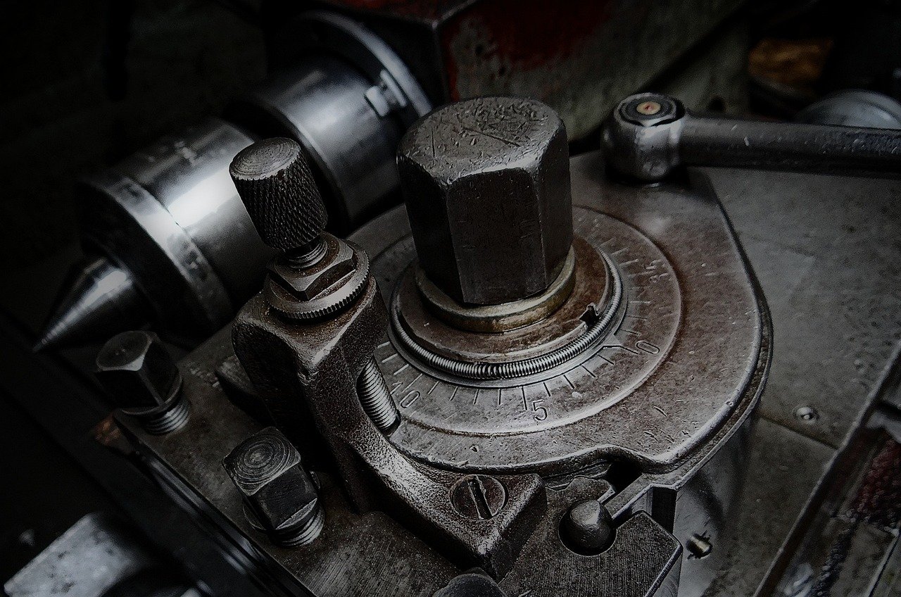 LMW Q2 results: close-up of a metal lathe tool post on a machine tool