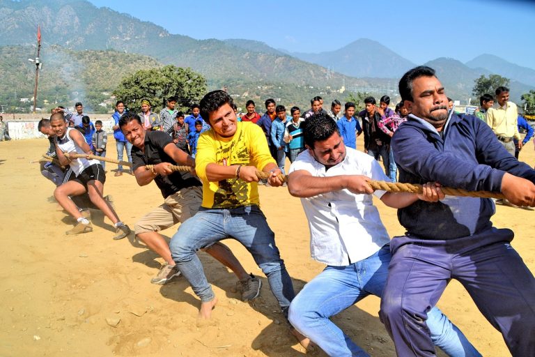 Long buildup vs short buildup: two teams pulling a rope in a tug of war