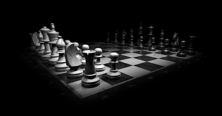 Moving average crossover strategy - chess pieces strategy