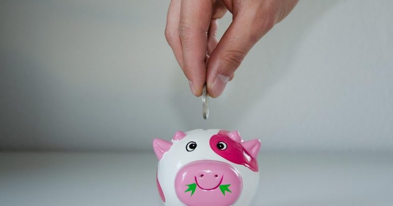 Net interest margin meaning - handing cash money
