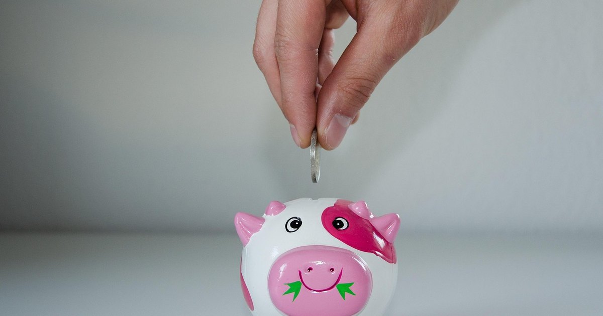 Net interest margin meaning - handing cash money