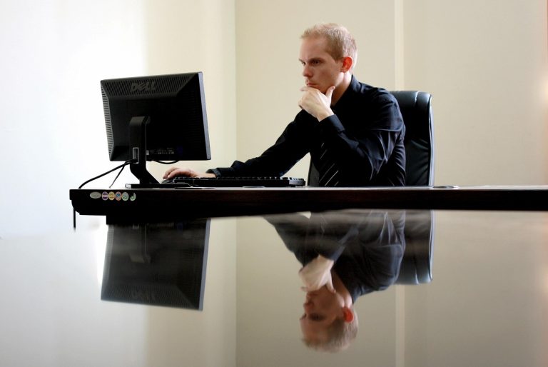Outside day pattern: a trader studying his screen at a desk after a wide-range session