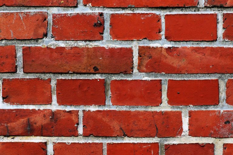 Renko chart trading: rows of equal-sized red bricks in a wall