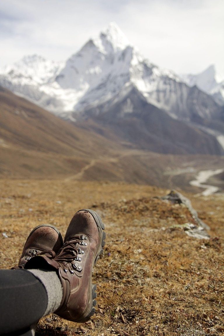 Rising three methods pattern: a trekker resting mid-climb below a Himalayan peak, like a pause inside an uptrend