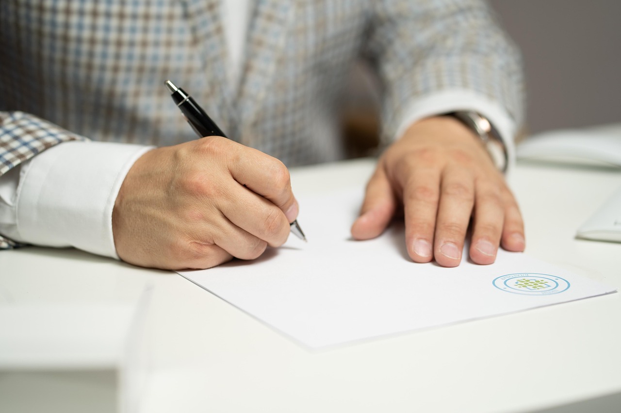 Risk factors in RHP: an investor signing a document at a desk after reading the fine print
