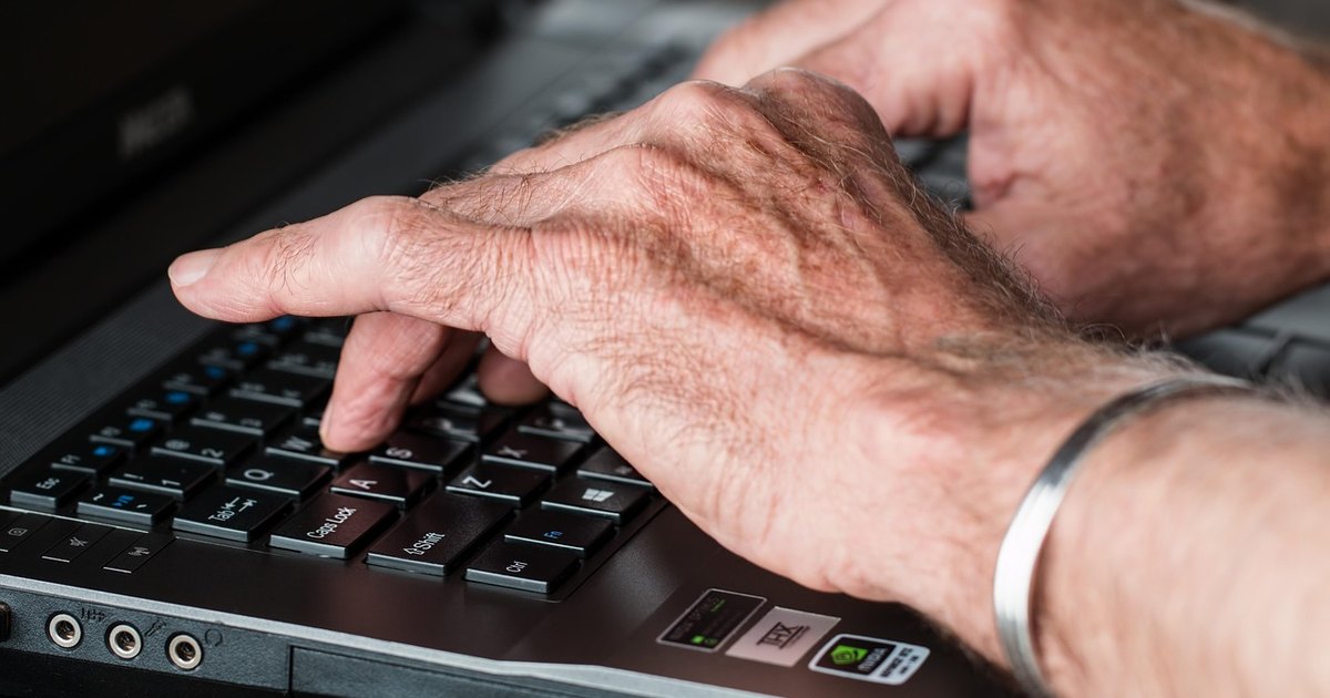 Stop loss in trading - laptop typing hands