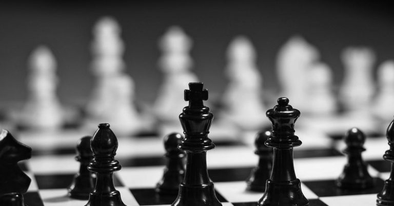 Trailing stop loss strategy - chess pieces strategy