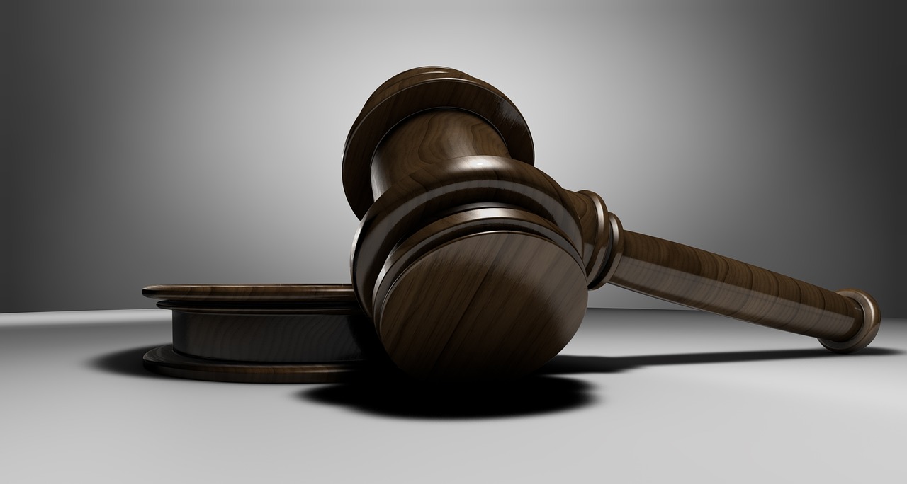 Winner's curse in IPO: a wooden auction gavel resting on its sound block